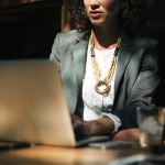 woman make money online 